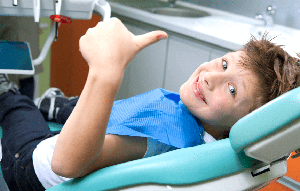 Ребенок в кресле врача